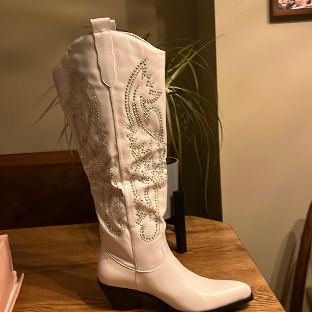 Brand new white cowboy boots! These are amazing and great for any concert.